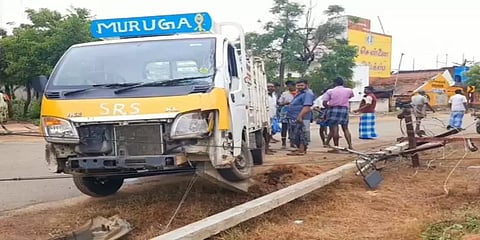 போதையில் மினிவேனை தாறுமாறாக ஓட்டிய டிரைவர்... மோதிய வேகத்தில் சாய்ந்த மின்கம்பம்