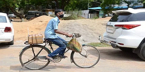 கொரோனா எதிரொலி: குடும்ப வறுமையை தோளில் சுமக்கும் 11ஆம் வகுப்பு மாணவன்