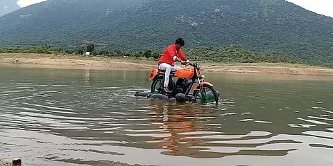 தண்ணீரில் செல்லும் இருச்சக்கர வாகனம்: அசத்திய சேலம் மெக்கானிக்கல் மாணவர்