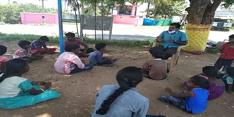கிராமப்புற மாணவர்களுக்கும் ஆன்லைன் கல்வி... சாத்தியப்படுத்திய ஈரோடு ஆசிரியர்!!
