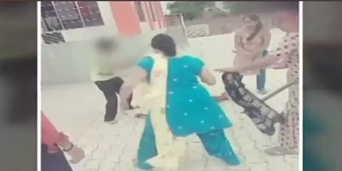 ஒரு பெண்ணை சூழ்ந்து கட்டைகளால் சரமாரியாக தாக்கும் பெண்கள் - அதிர்ச்சி அளித்த வீடியோ