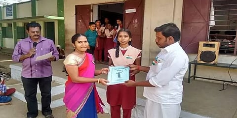 மாணவர்களின் கையெழுத்துப் பத்திரிகை... கோவை தமிழாசிரியரின் புதுமை முயற்சி!!