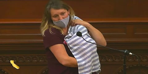 கலிஃபோர்னியா சட்டசபைக்கு 2 மாத குழந்தையுடன் வந்த உறுப்பினர்