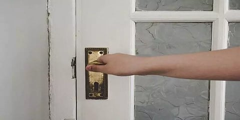 கொரோனா அச்சத்தால் 4 மாதங்கள் குழந்தைகளை அறையில் பூட்டிவைத்த பெற்றோர்