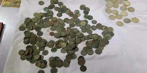 உ.பி: ஊரக வேலைத்திட்டத்தில் பழங்கால வெள்ளி, வெண்கல நாணயங்கள் நிறைந்த குடம் கண்டெடுப்பு