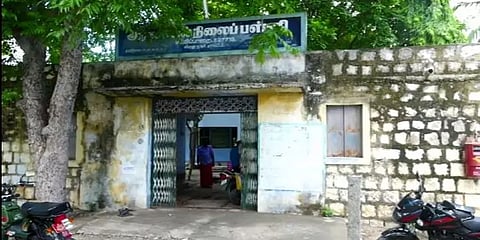 அரசுப் பள்ளிக்கு படையெடுத்த பாம்புகள்... பதற்றத்தில் பதறியோடிய மாணவர்கள்