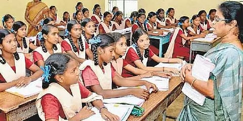 பள்ளி ஆசிரியர்களுக்கு நல்லாசிரியர் விருது... அந்தந்த மாவட்டங்களில் வழங்க முடிவு