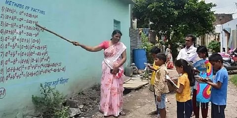 சுவர்களே கரும்பலகை... வான்வெளியே வகுப்பறை... மகாராஷ்டிராவில் செயல்படும் புதுமைப் பள்ளிகள்