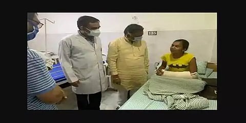 படிக்க முடியாமல் போய்விடுமோ?: ஸ்மார்ட்போனை பறித்துச் சென்றவர்களை விரட்டி பிடித்த சிறுமி