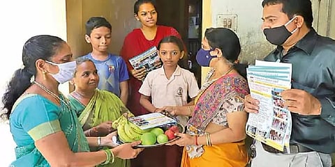 தாம்பூலத் தட்டுடன் மாணவர்களுக்கு வரவேற்பு..வீடு தேடிச் செல்லும் சென்னைப் பள்ளி ஆசிரியர்கள்