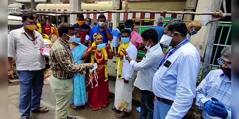 கோயிலில் மாஸ்க் அணியாத புதுமணத் தம்பதி : அபராதம் விதித்த அதிகாரிகள்