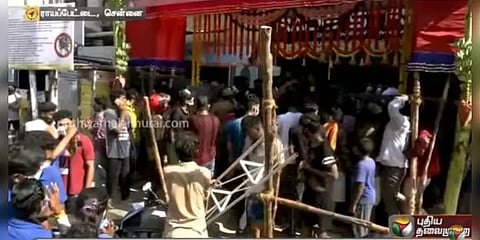 அதிரடி ஆஃபரால் கூட்டம்.. புதிதாக திறக்கப்பட்ட துணிக்கடைக்கு சீல் வைத்த அதிகாரிகள்.!