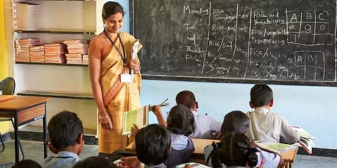 “விடியலை காட்டிய சூரியன்கள்”- இன்று ஆசிரியர் தினம்