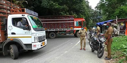 கேரளா கோழிகளை திருப்பி அனுப்பிய தமிழக போலீசார்!