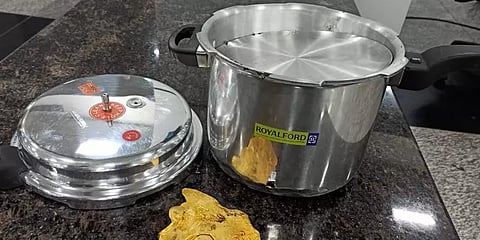 பிரஷர் குக்கருக்குள் தங்கம் கடத்தல்!