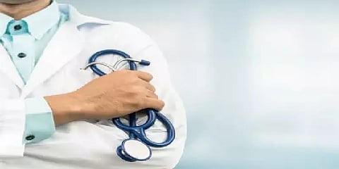 அருகில் உள்ள வீட்டிற்கே செல்லாமல் 6 மாதங்கள் கொரோனா பணியாற்றிய மருத்துவர்.!