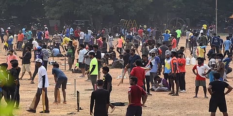 முழு பொதுமுடக்கம் இல்லாத முதல் ஞாயிறு.. கூட்டத்தால் மூச்சுமுட்டிய சென்னை மைதானங்கள்..!