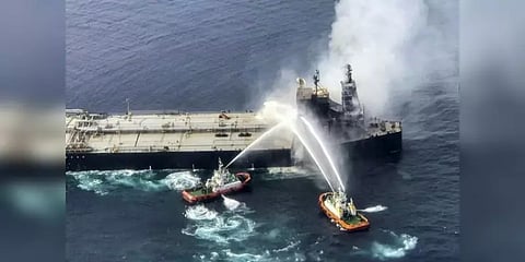 தீவிபத்தில் சிக்கிய சரக்குக் கப்பல் : கச்சா எண்ணெய் டேங்கர் வெடித்தால் பேரழிவு..!