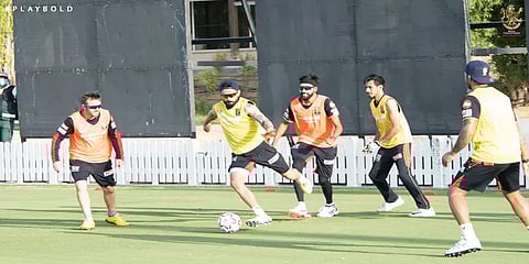 "மெஸ்ஸி கூட விளையாட ஆள் தேவை" கோலி புகைப்படத்தை பதிவிட்டு கலாய்த்த ஆர்சிபி !