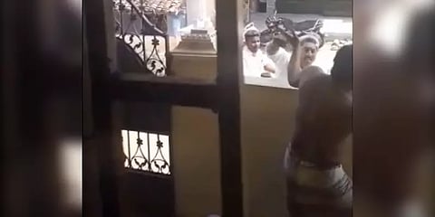 ஃபேஸ்புக்கில் கேள்வி கேட்ட நபர் : வீடு புகுந்து தாக்கிய ஊராட்சி மன்ற தலைவியின் கணவர்