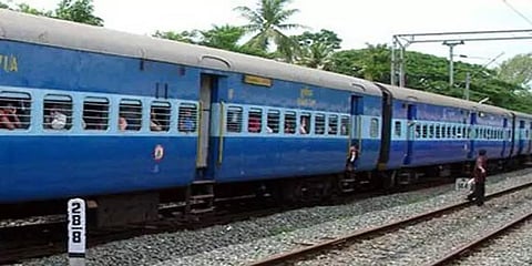 சென்னை சென்ட்ரலில் இருந்து ரயில் சேவை தொடங்கியது..!