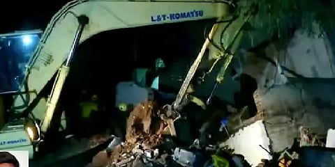 கோவையில் வீடு இடிந்து விழுந்து விபத்து : இருவர் உயிரிழப்பு; தொடரும் மீட்புப்பணி