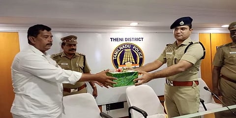 கீழே கிடந்த பணம் மற்றும் தங்க மோதிரம்...மீட்டுக் கொடுத்தவர்களுக்கு சான்றிதழுடன் பரிசு