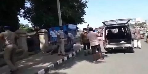 வேலூர் கோட்டை அகழியில் மிதந்த ஆண் சடலம்...கொலையா? தற்கொலையா? போலீசார் விசாரணை