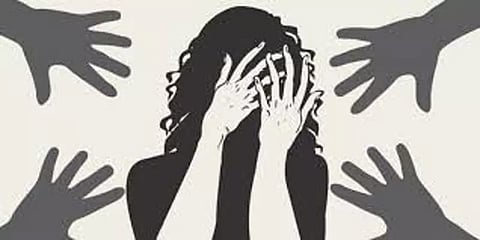 சிறுமியை மிரட்டி பாலியல்வன்கொடுமை செய்து கர்ப்பமாக்கிய இளைஞர்கள்: காதலனால் நேர்ந்த கொடூரம்