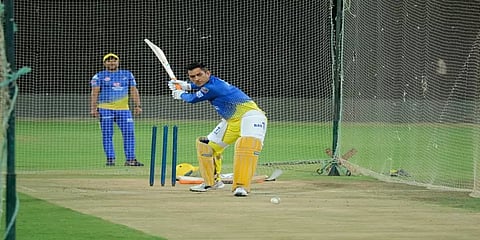 துபாயில் வலைப் பயிற்சியில் ஈடுபட்ட 'தல' தோனி ! வீடியோ