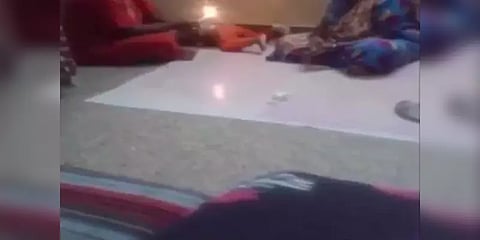 2 வயது குழந்தைக்கு பாட்டியே மெழுகுவர்த்தியால் சூடு வைக்கும் கொடூரம்: அதிர்ச்சி வீடியோ!!