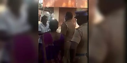 மதுபோதையில் ஓட்டுநரை தாக்கிய ஆசாமி : கைது செய்த போலீஸார்