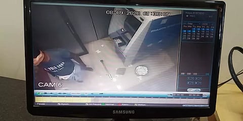 தென்காசி: ஏ.டி.எம்.மில் கொள்ளை முயற்சி; டீ-சர்ட்டை கொண்டு துப்புத் துலக்கிய போலீசார்!