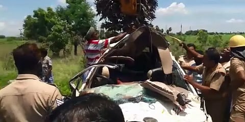 மீன் லாரியும் காரும் நேருக்கு நேர் மோதி விபத்து : 3 பெண்கள் உட்பட 5 பேர் உயிரிழப்பு