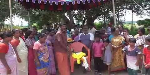 ”மேளம்.. ஒப்பாரி..ஈமச்சடங்கு” இறந்த குரங்கை மனிதர்களைப்போல் நல்லடக்கம் செய்த இளைஞர்கள்!!