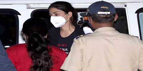 சுஷாந்தை முழு கட்டுப்பாட்டில் வைத்திருந்த ரியா... போதைப் பொருட்கள் வாங்கியது அம்பலம்..!