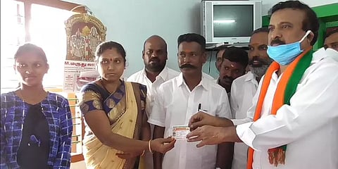 பிரதமர் மோடி பாராட்டிய மதுரை சலூன் கடைக்காரர் பாஜகவில் இணைந்தார்!