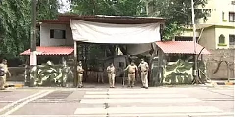 உத்தவ் தாக்கரே பண்ணை வீட்டில் அத்துமீறல் ? - சட்டவிரோத காவலில் செய்தியாளர் உட்பட மூவர்?