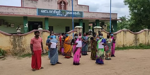 "சுய உதவிக்குழு பெண்களை மிரட்டுகிறார் வங்கி மேலாளர்" சீர்காழி வட்டாட்சியரிடம் புகார்