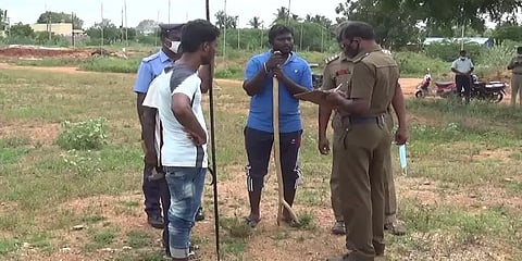 அழுகிய நிலையில் கிடந்த பெண் சடலம் : பல்வேறு கோணங்களில் போலீஸ் விசாரணை