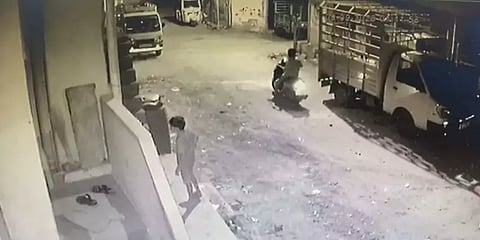 கூட்டு சேர்ந்து கொள்ளையடிக்கும் சிறுவன்... சிசிடிவி காட்சியால் பரபரப்பு