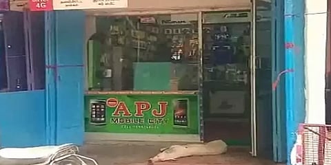 3 மாதங்களுக்குப் பின் திறக்கப்பட்ட பென்னிக்ஸ் கடை: வாசலிலேயே காத்துக்கிடந்த வளர்ப்பு நாய்!