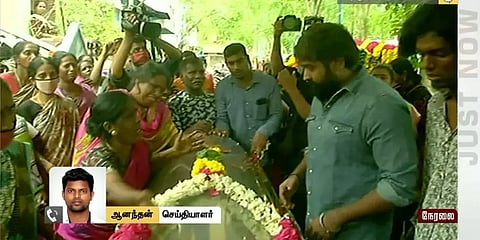 வடிவேல் பாலாஜி உடலுக்கு விஜய் சேதுபதி நேரில் அஞ்சலி; குடும்பத்தினருக்கு நிதியுதவி