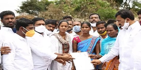 நிலத்தைப் பறித்த அதிகாரிகள்... தற்கொலை செய்த விவசாயி... அரை ஏக்கர் வழங்கிய தெலங்கானா அரசு