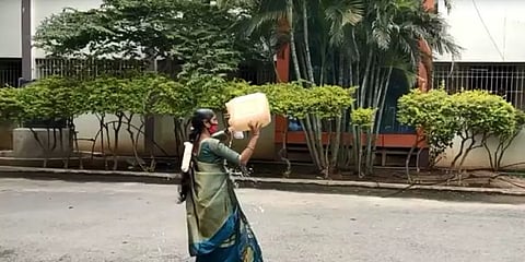 கலெக்டரிடம் மனு கொடுக்க அனுமதிக்காத அதிகாரிகள்? - தீக்குளிக்க முயன்ற ஊராட்சி தலைவர்