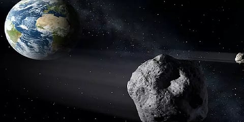  2 கால்பந்தாட்ட மைதானம் அளவுக்கு பெருசு.. பூமியை கடக்கவுள்ள ராட்சத விண்கல்.!