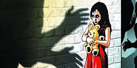 4ஆம் வகுப்பு சிறுமிக்கு ஆபாச ஸ்டிக்கர்களை அனுப்பிய 32 வயது ஆசிரியர் கைது