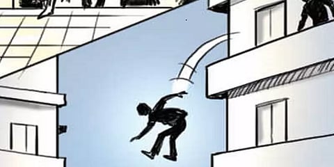 செல்போன் அழைப்பை எடுக்காத காதலி... மூன்றாவது மாடியில் இருந்து குதித்த காதலர்!