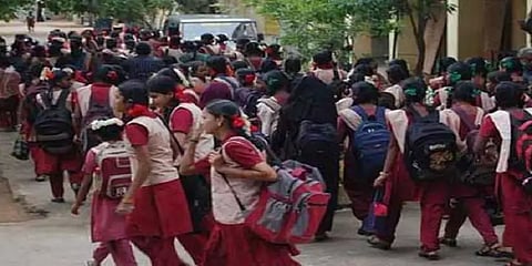 பள்ளிப் பாடத்திட்டத்தில் 40 சதவீதம் குறையுமா? - நிபுணர் குழு பரிந்துரை எனத் தகவல்