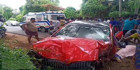கட்டுப்பாட்டை இழந்து பனை மரத்தில் மோதிய கார் - பெண் மருத்துவர் பரிதாப உயிரிழப்பு